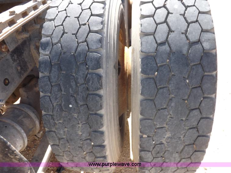 image for item I8403 2005 International 9200i semi truck