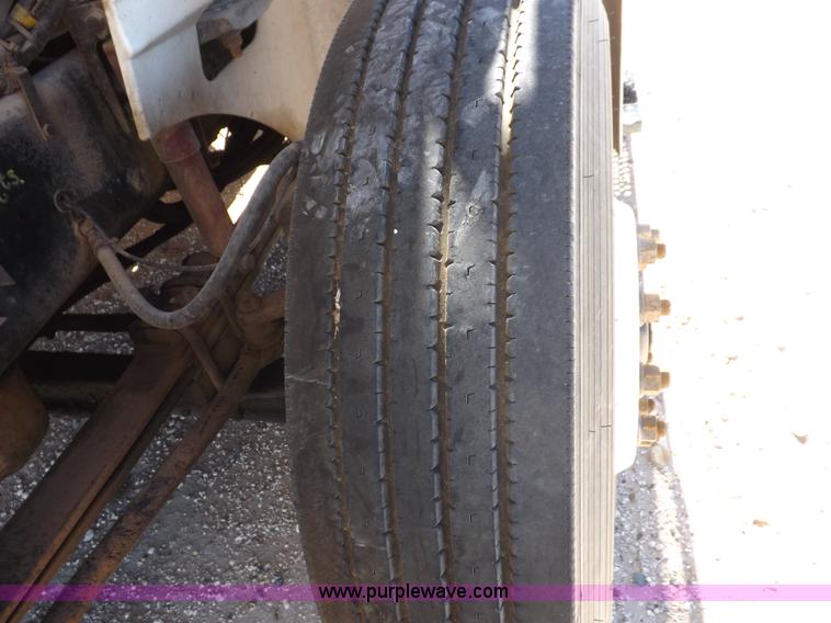 image for item I8403 2005 International 9200i semi truck