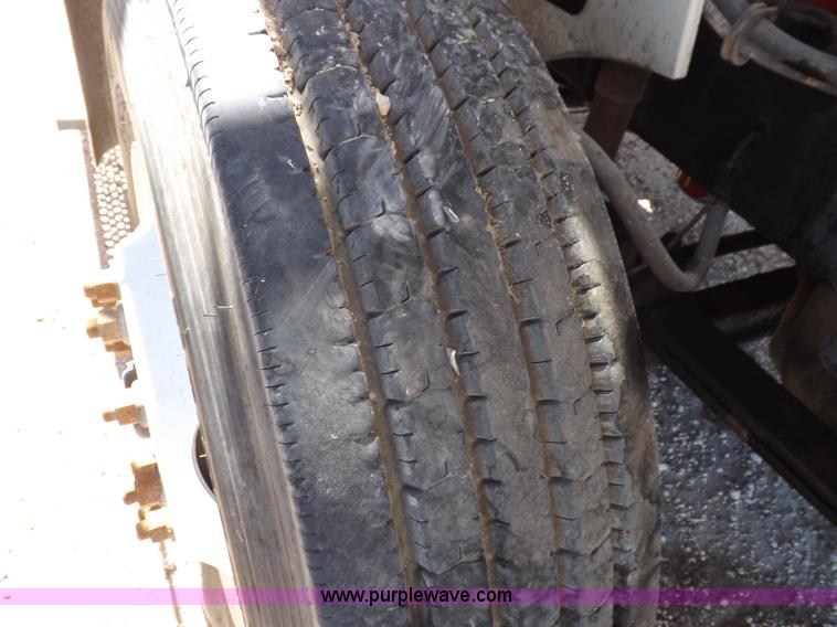 image for item I8403 2005 International 9200i semi truck