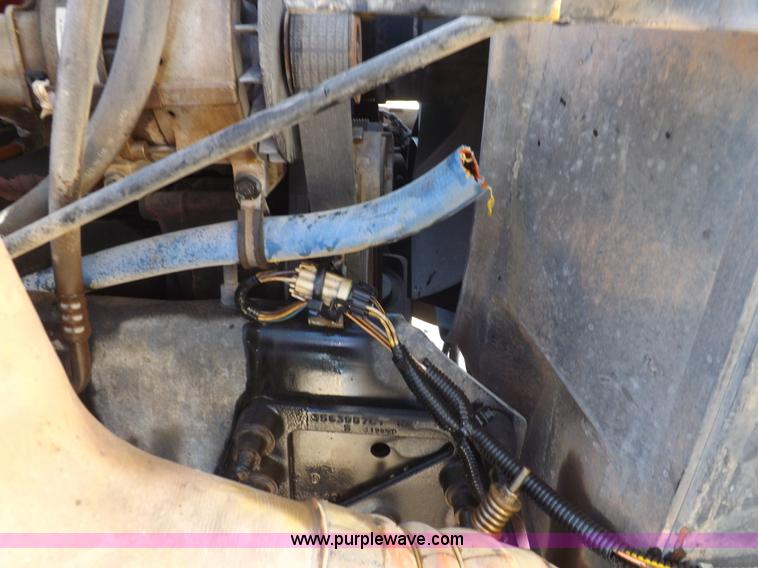 image for item I8403 2005 International 9200i semi truck