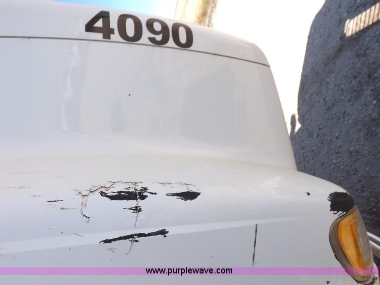 image for item I8403 2005 International 9200i semi truck