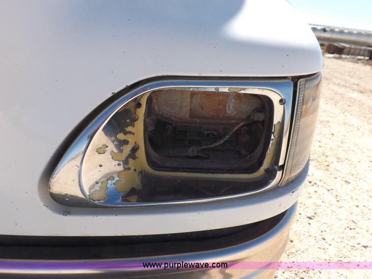 image for item I8403 2005 International 9200i semi truck