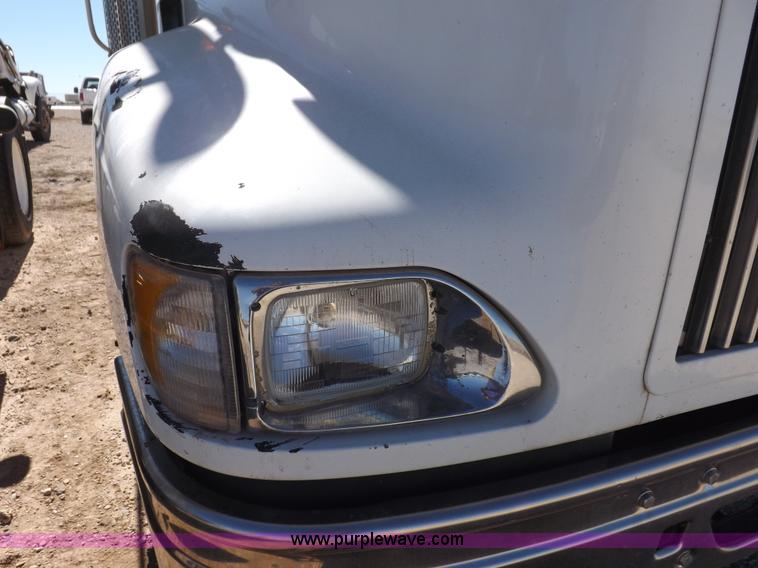 image for item I8403 2005 International 9200i semi truck