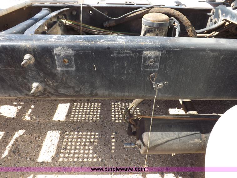 image for item I8403 2005 International 9200i semi truck