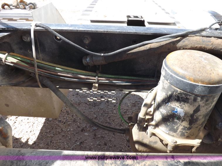 image for item I8403 2005 International 9200i semi truck