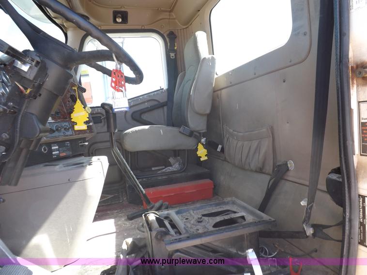 image for item I8403 2005 International 9200i semi truck