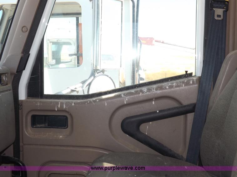 image for item I8403 2005 International 9200i semi truck