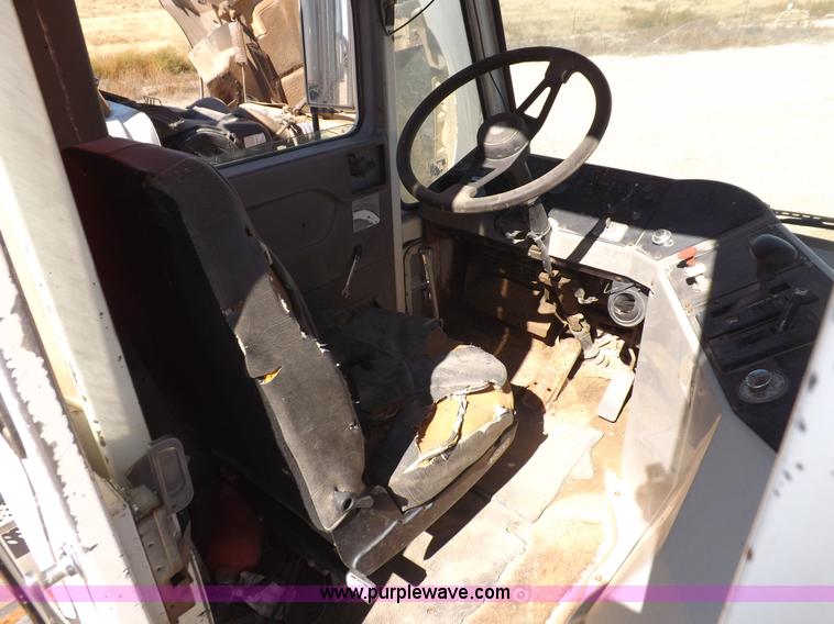 image for item I8404 2004 Ottawa Commando 30 yard truck