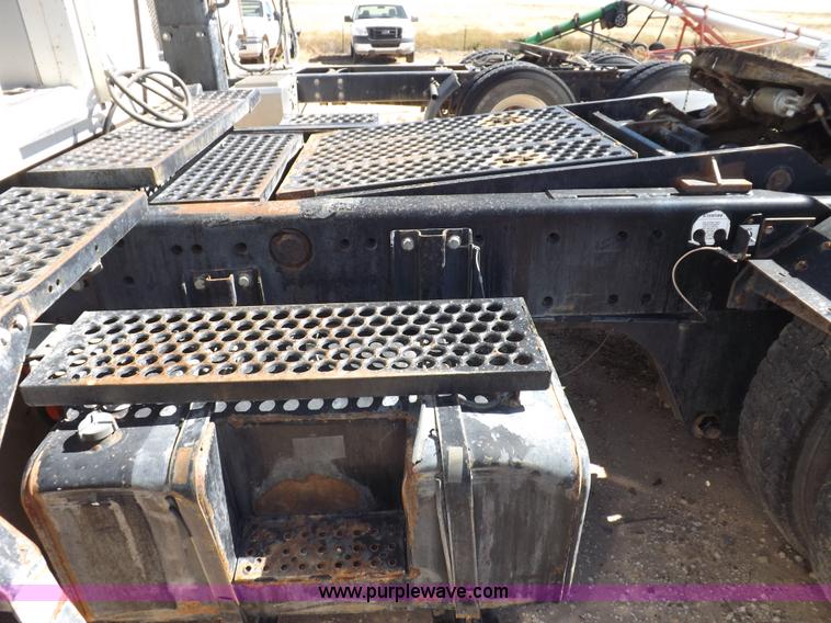 image for item I8404 2004 Ottawa Commando 30 yard truck