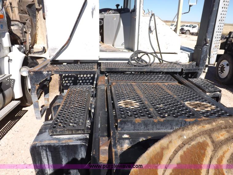 image for item I8404 2004 Ottawa Commando 30 yard truck