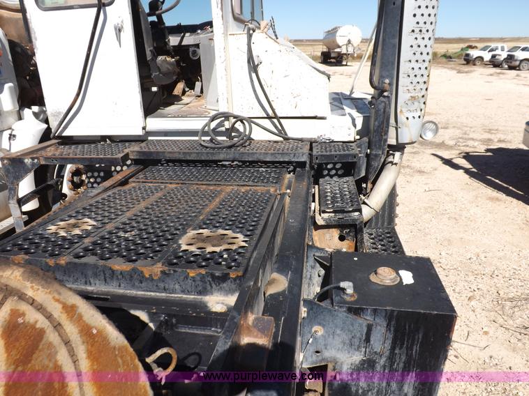 image for item I8404 2004 Ottawa Commando 30 yard truck