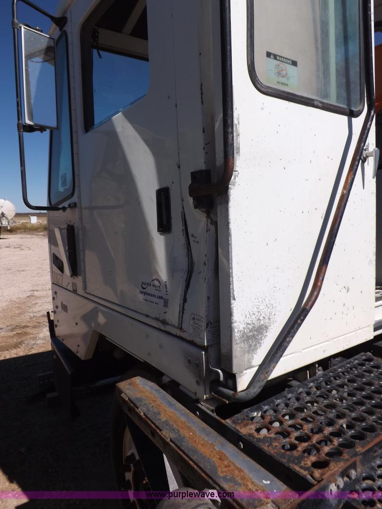 image for item I8404 2004 Ottawa Commando 30 yard truck