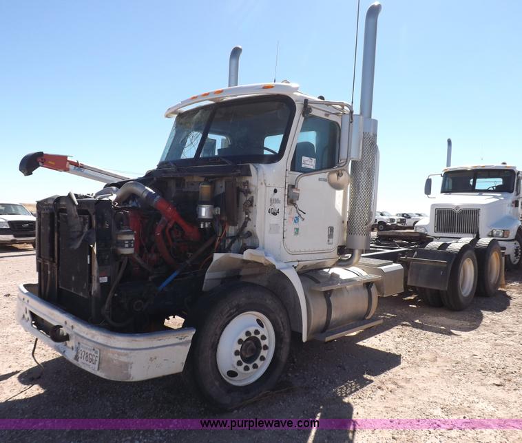 image for item I8405 2004 International 9200i semi truck