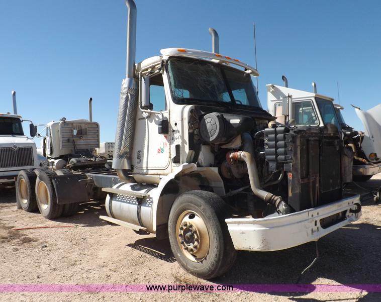 image for item I8405 2004 International 9200i semi truck