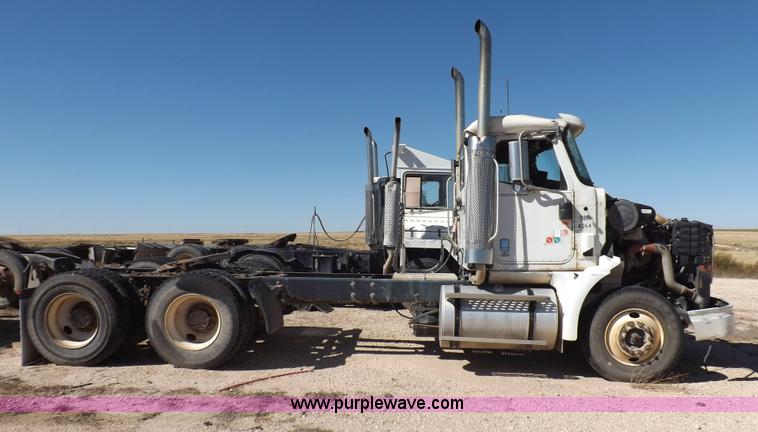 image for item I8405 2004 International 9200i semi truck