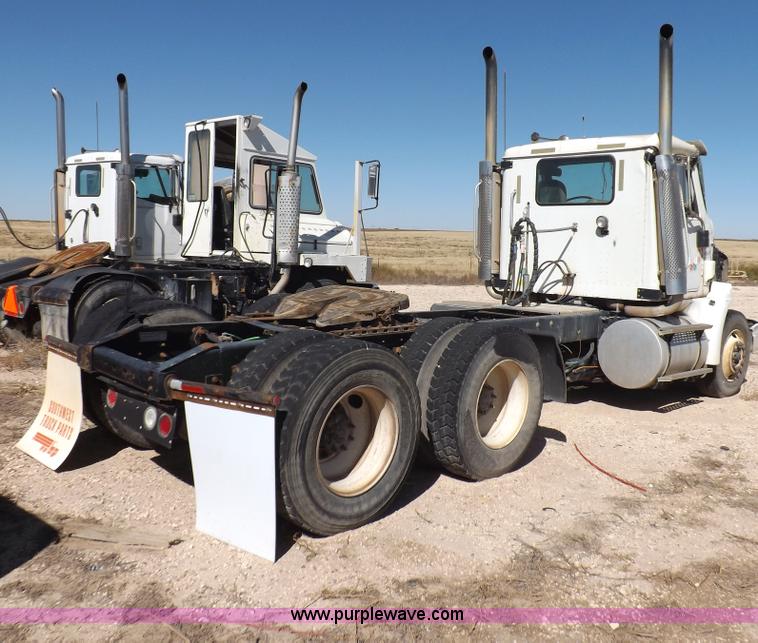 image for item I8405 2004 International 9200i semi truck