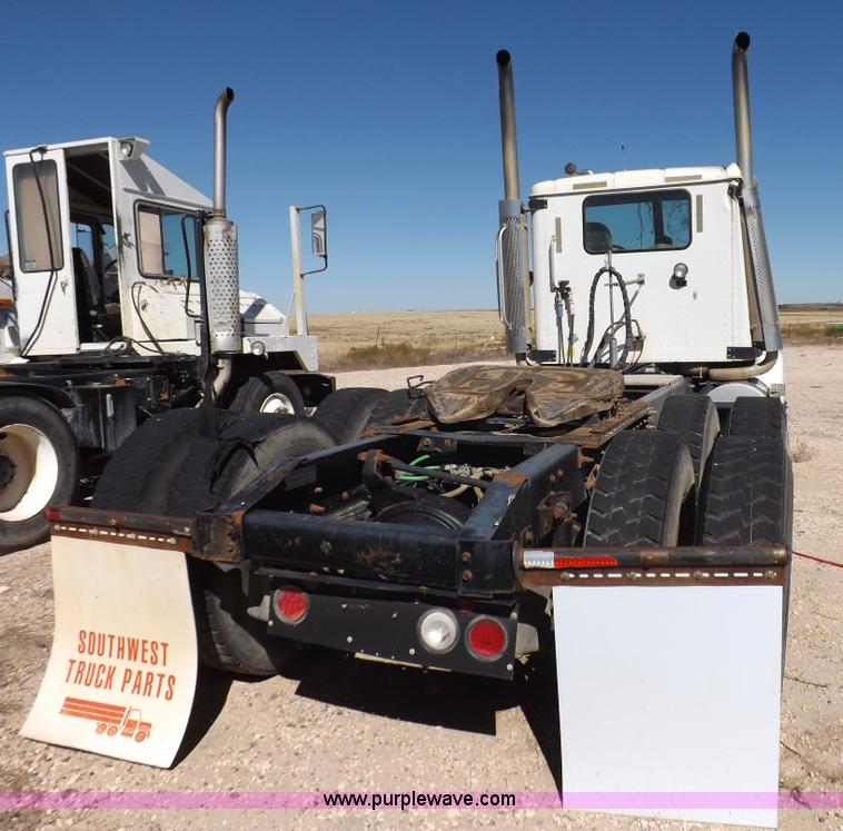 image for item I8405 2004 International 9200i semi truck