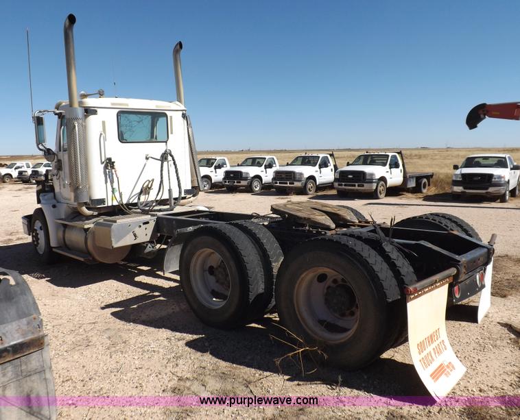 image for item I8405 2004 International 9200i semi truck