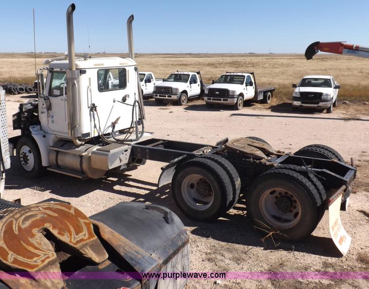 image for item I8405 2004 International 9200i semi truck