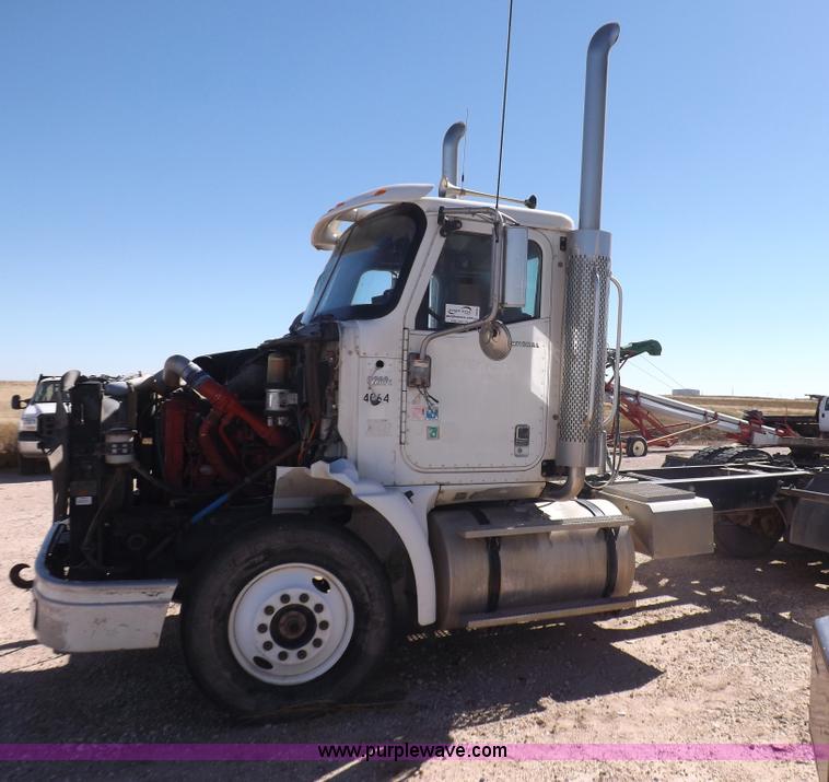 image for item I8405 2004 International 9200i semi truck