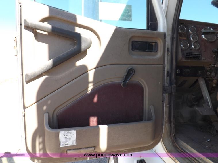 image for item I8405 2004 International 9200i semi truck