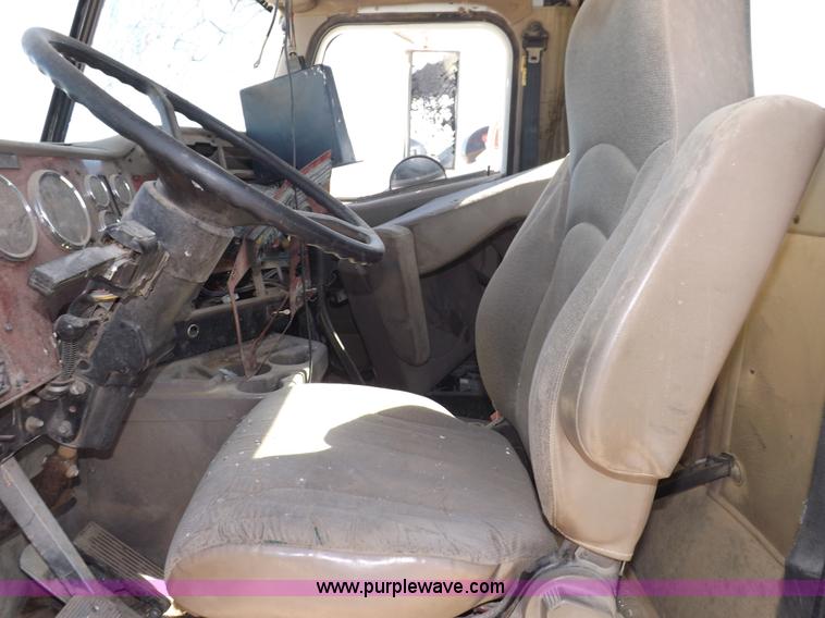 image for item I8405 2004 International 9200i semi truck