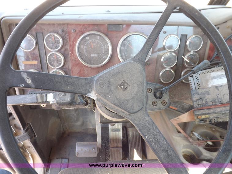 image for item I8405 2004 International 9200i semi truck