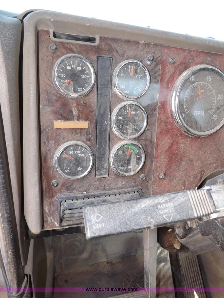 image for item I8405 2004 International 9200i semi truck