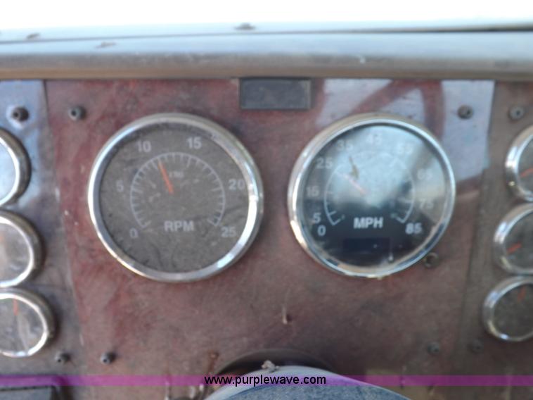 image for item I8405 2004 International 9200i semi truck