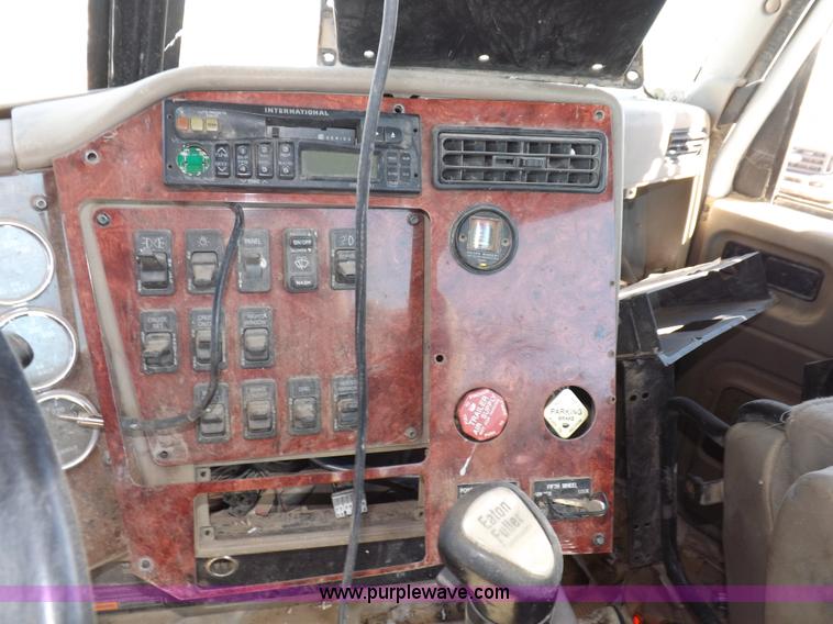 image for item I8405 2004 International 9200i semi truck