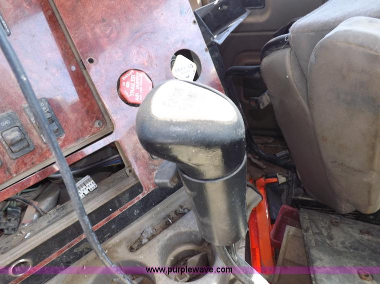 image for item I8405 2004 International 9200i semi truck