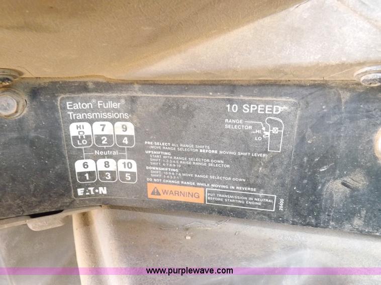 image for item I8405 2004 International 9200i semi truck