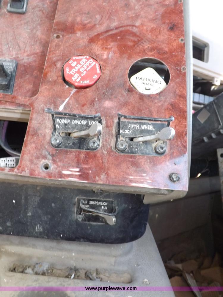 image for item I8405 2004 International 9200i semi truck