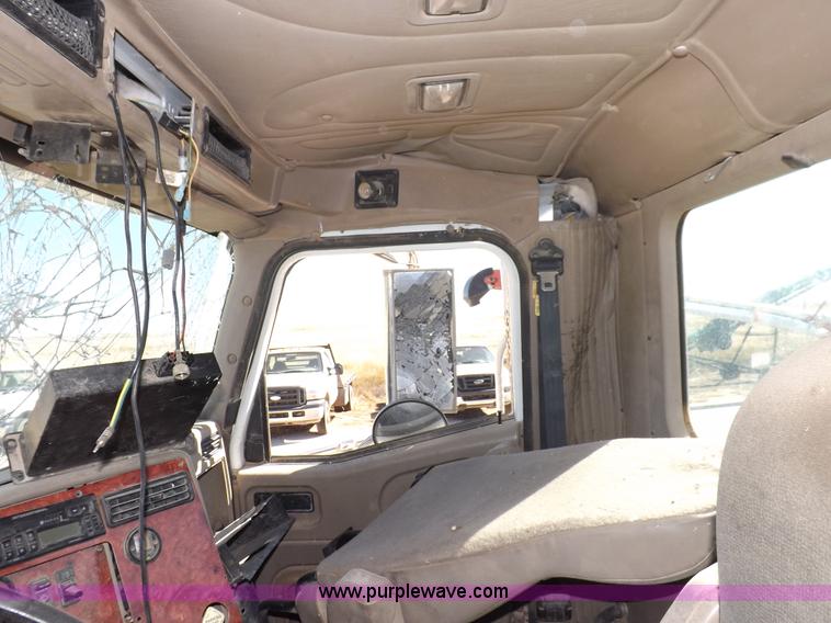 image for item I8405 2004 International 9200i semi truck