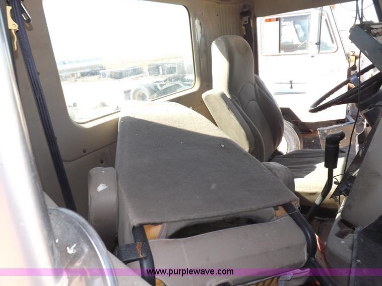 image for item I8405 2004 International 9200i semi truck