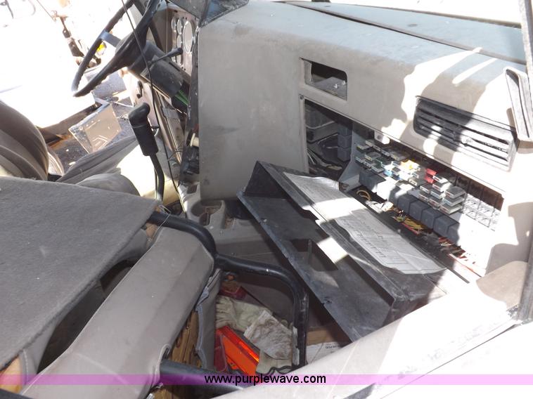 image for item I8405 2004 International 9200i semi truck