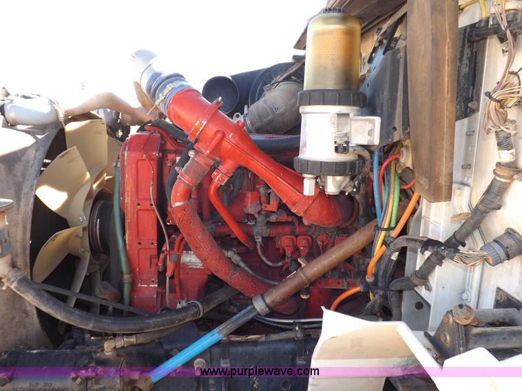 image for item I8405 2004 International 9200i semi truck