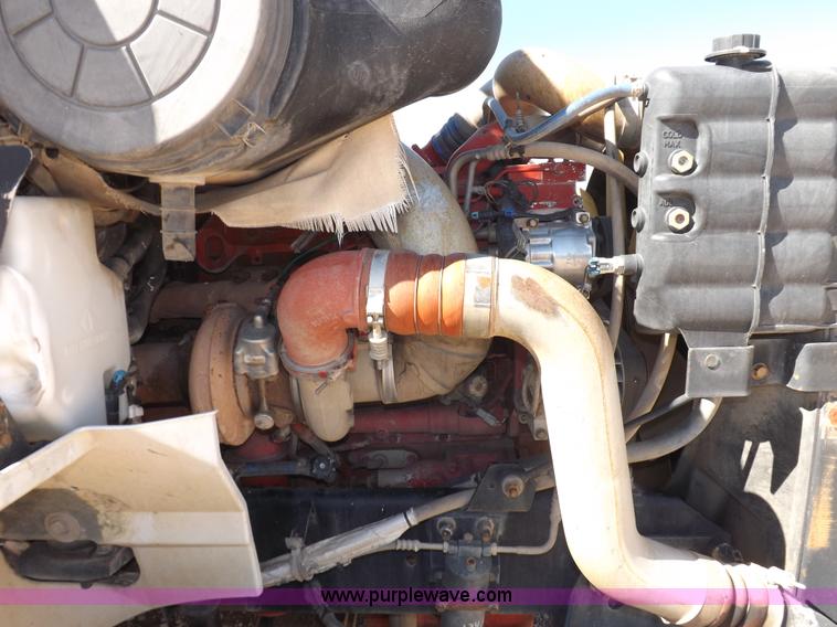 image for item I8405 2004 International 9200i semi truck