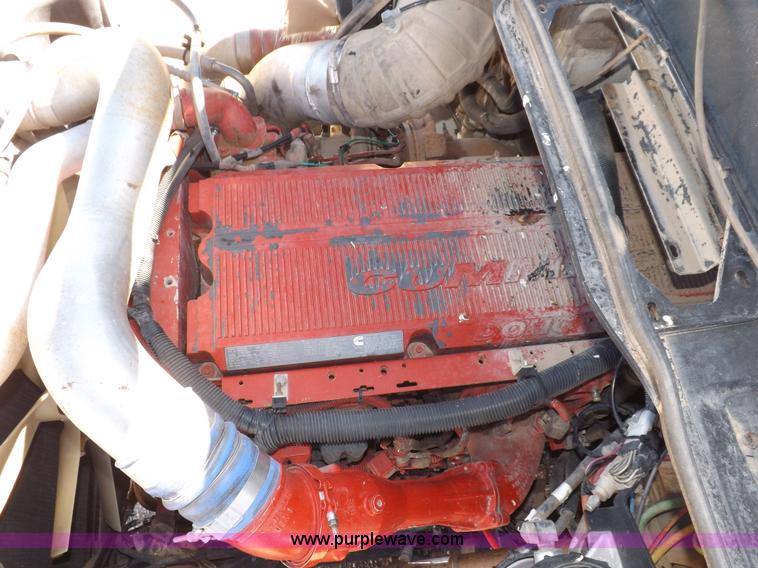 image for item I8405 2004 International 9200i semi truck