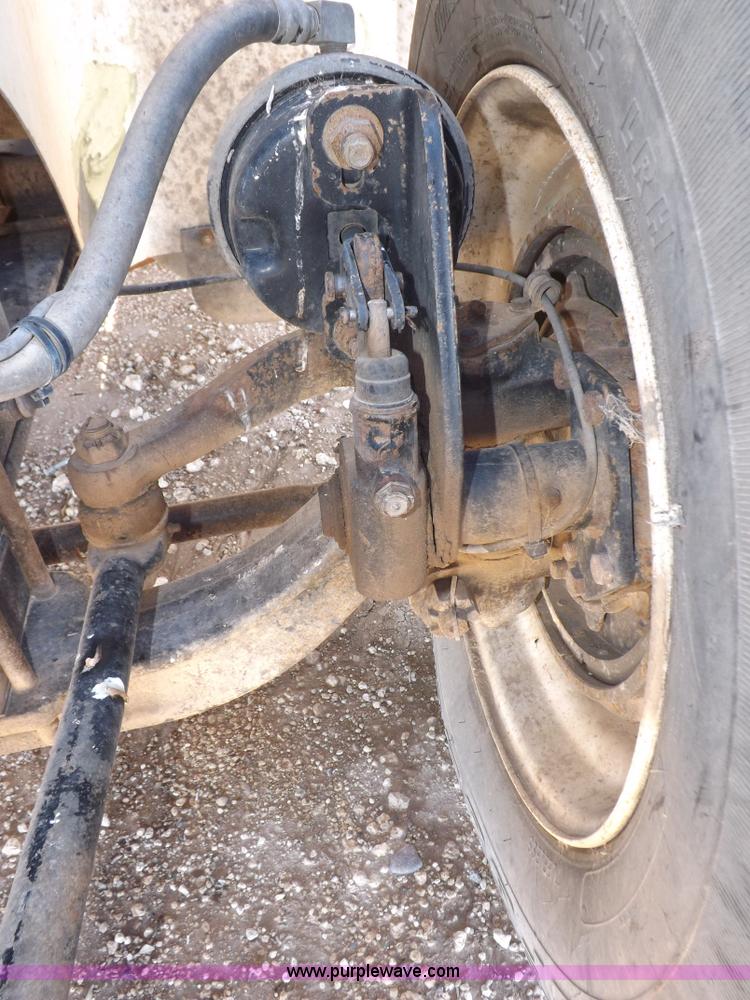 image for item I8405 2004 International 9200i semi truck