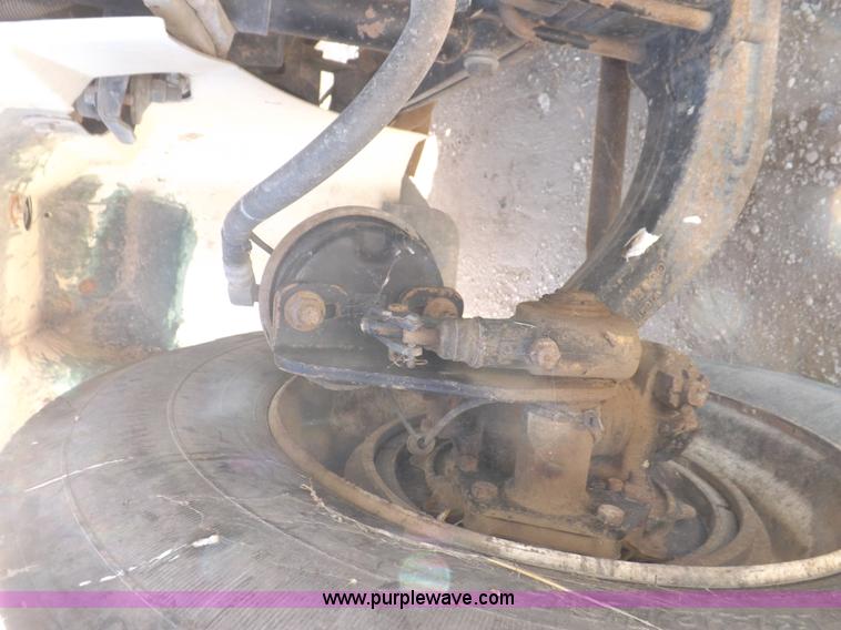 image for item I8405 2004 International 9200i semi truck