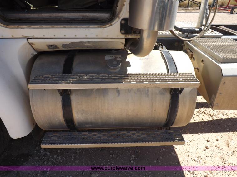 image for item I8405 2004 International 9200i semi truck