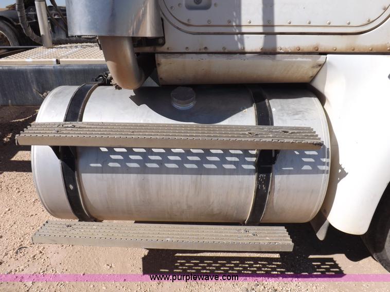 image for item I8405 2004 International 9200i semi truck