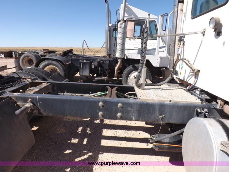 image for item I8405 2004 International 9200i semi truck