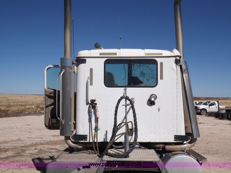 image for item I8405 2004 International 9200i semi truck