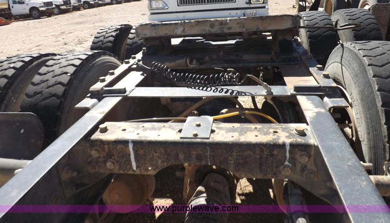 image for item I8405 2004 International 9200i semi truck