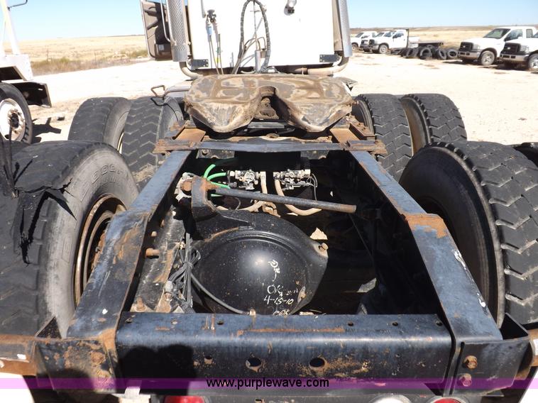 image for item I8405 2004 International 9200i semi truck