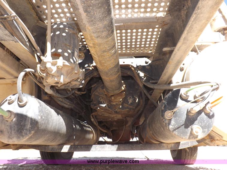 image for item I8405 2004 International 9200i semi truck