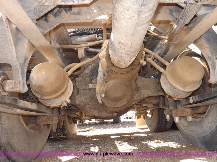 image for item I8405 2004 International 9200i semi truck