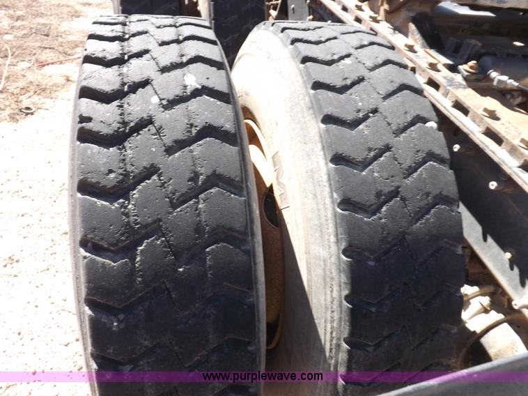 image for item I8405 2004 International 9200i semi truck